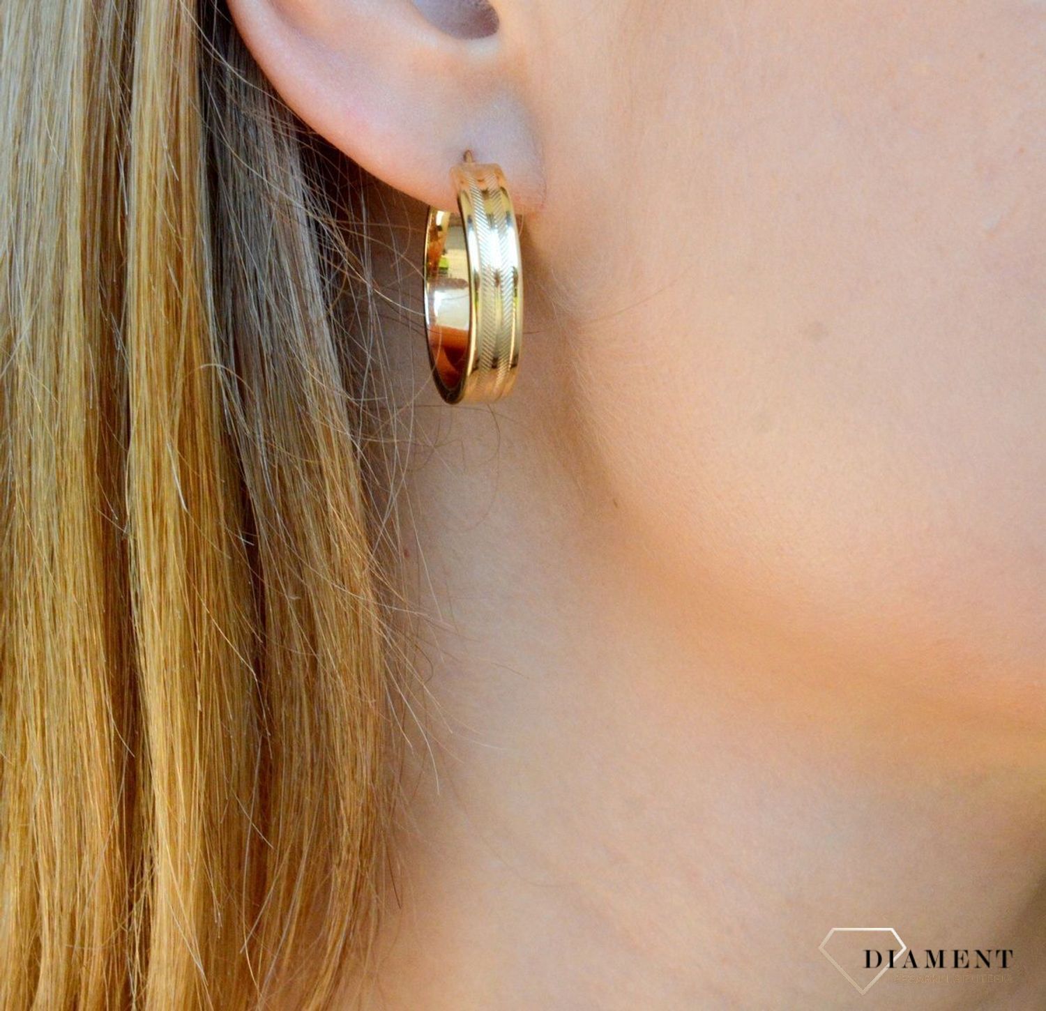 Złote kolczyki damskie 375 kółka z ozdobnym grawerowaniem KL 7104 375.jpg